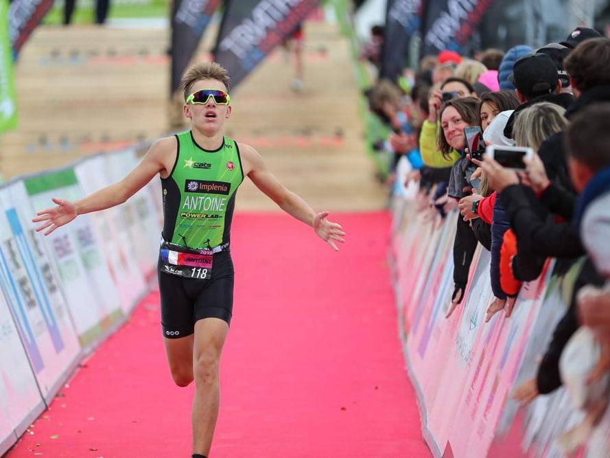 Antoine als Junior mit ausgebreiteten Armen im Zieleinlauf