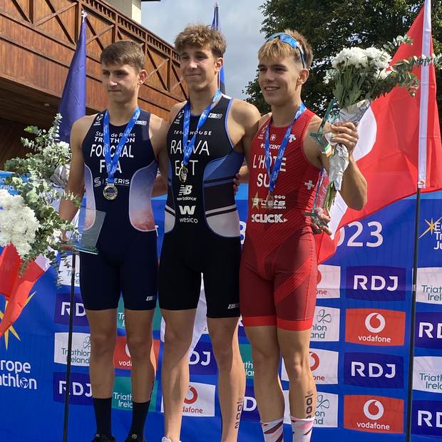 Antoine mit Blumen und Medaille auf dem internationalen Podest in Dublin