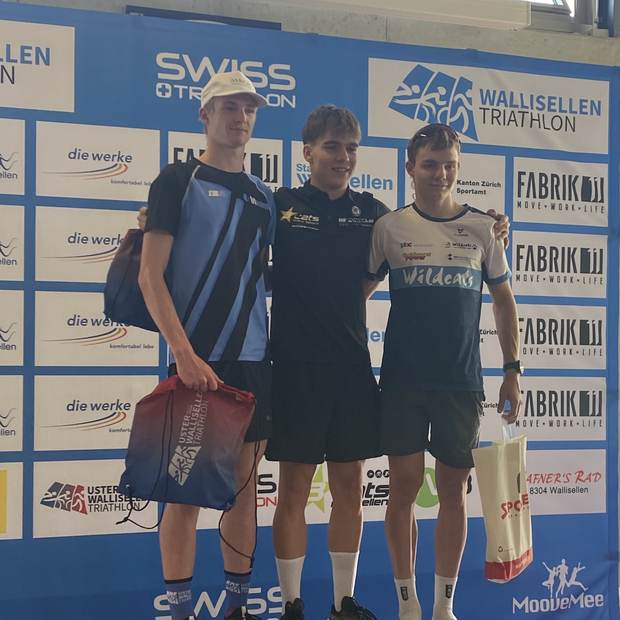 Antoine zuoberst auf dem Podest am Wallisellen Triathlon