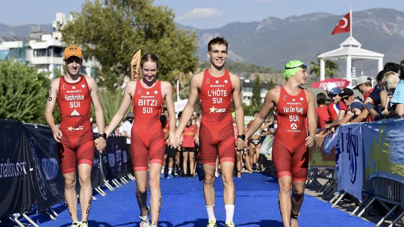 Antoine Hand in Hand mit dem Schweizer Mixed-Relay-Team im Zielkanal