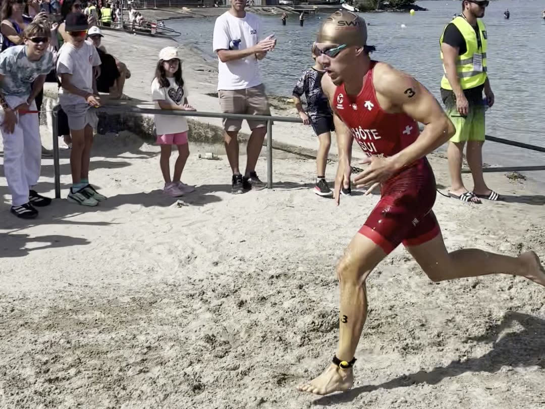 Antoine im roten Schweizer Rennanzug beim Ausstieg aus dem Neuenburgersee in Yverdon-les-Bains